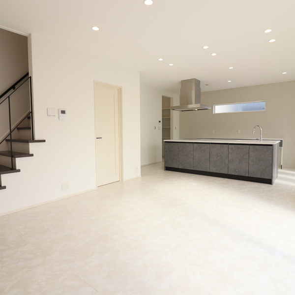 石目調フロアが魅せる上質な住まい