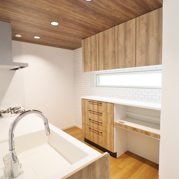 スケルトン階段×吹抜けで明るいリビング