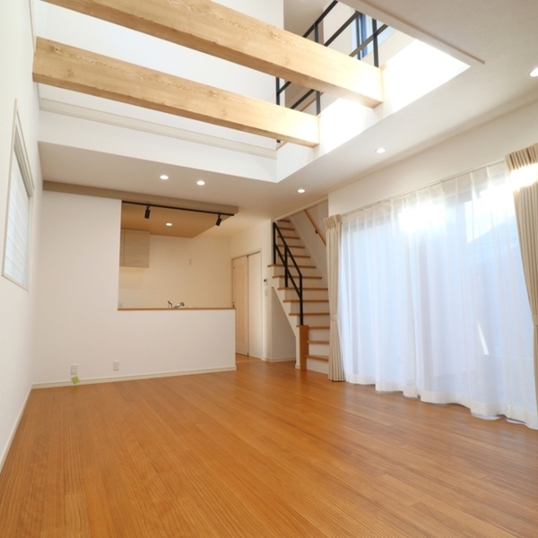 柔らかな光が差し込む家族が集うおうち