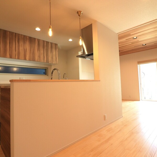 木の温もりが広がる、心安らぐ住まい