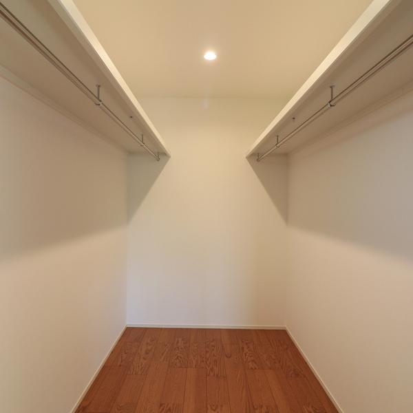 折下げ天井と間接照明が魅せる、くつろぎのLDK