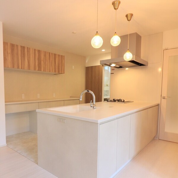 ベージュとホワイトが織りなす、やさしい灯りの住まい