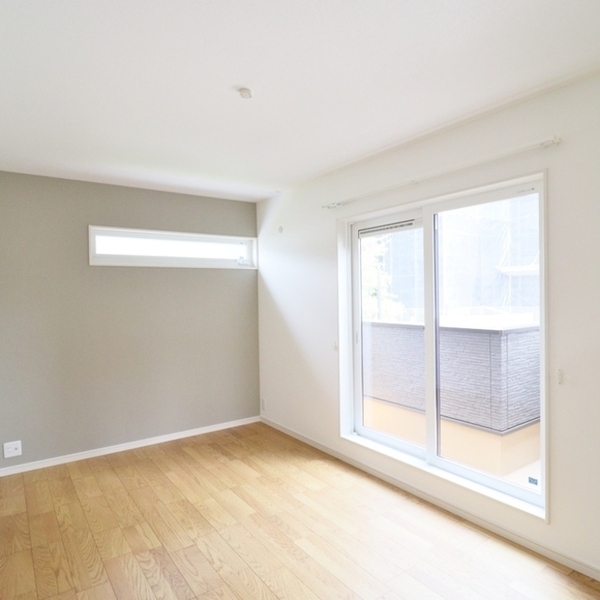 スケルトン階段×吹抜けで明るいリビング