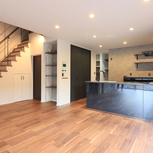 収納計画にこだわったダークモダンな住まい