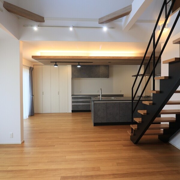 折下げ天井と間接照明が魅せる、くつろぎのLDK