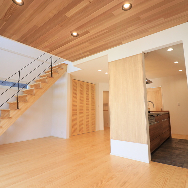 木の温もりが広がる、心安らぐ住まい