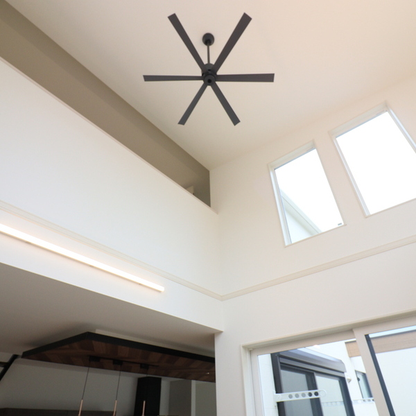 吹き抜けとロジアがつくる開放感あふれる住まい