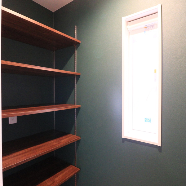 吹き抜けのあるリビングで心地よさの広がる空間