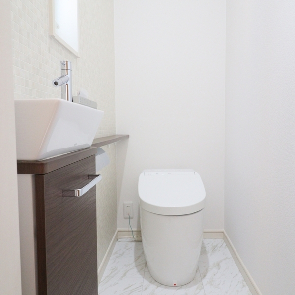 スケルトン階段×吹抜けで明るいリビング