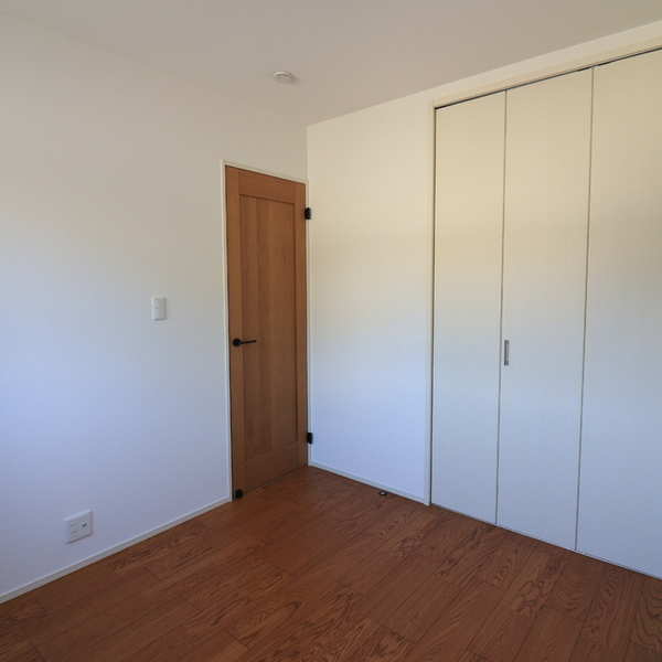 折下げ天井と間接照明が魅せる、くつろぎのLDK