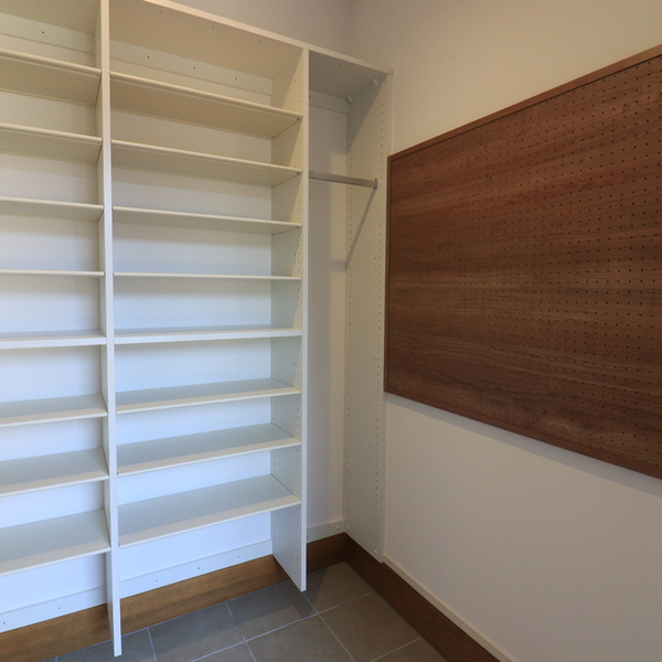 折下げ天井と間接照明が魅せる、くつろぎのLDK