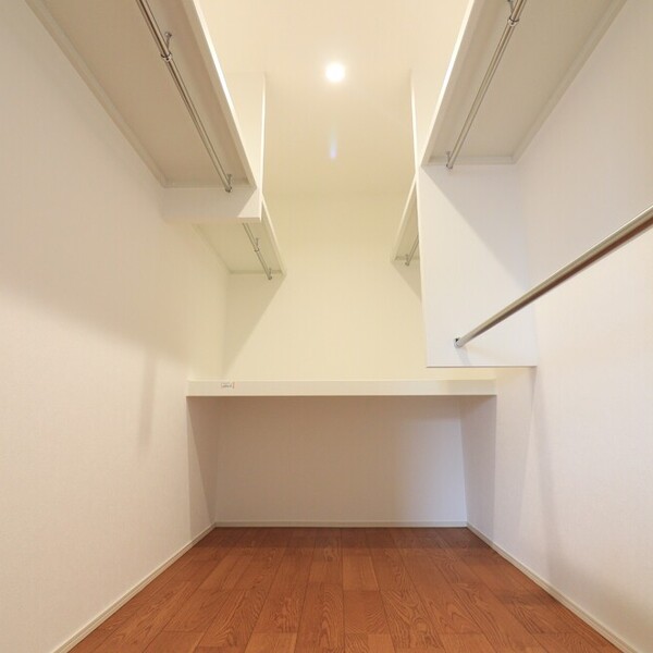 無垢床のぬくもりと白の上品さが調和する家