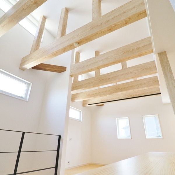 明るく圧巻の梁見せ天井のリビング