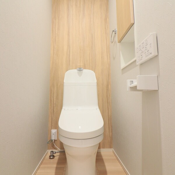 無垢床のぬくもりと白の上品さが調和する家