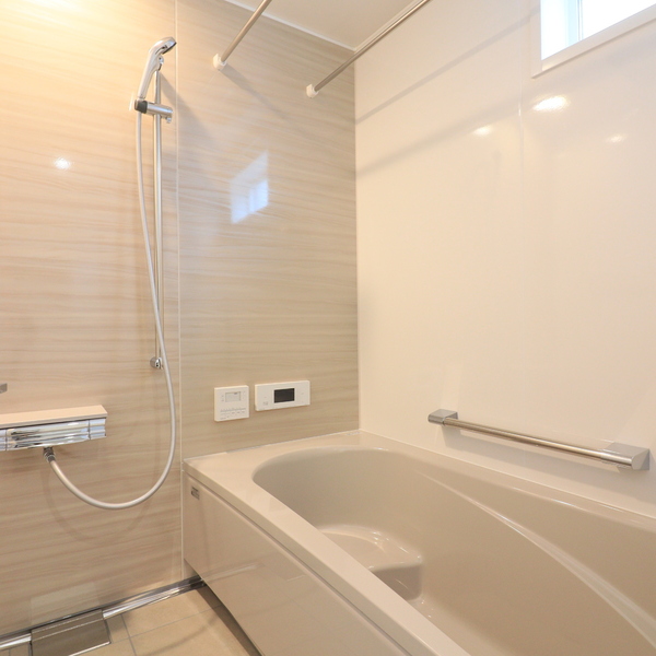 無垢床のぬくもりと白の上品さが調和する家