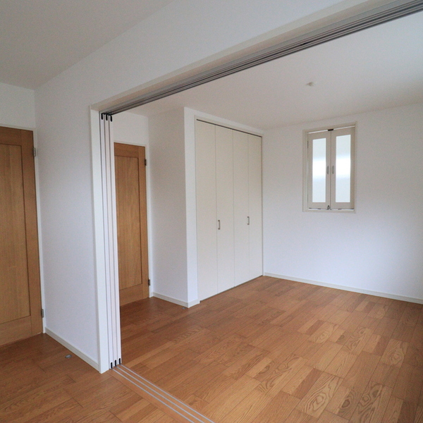 吹き抜けのあるリビングで心地よさの広がる空間