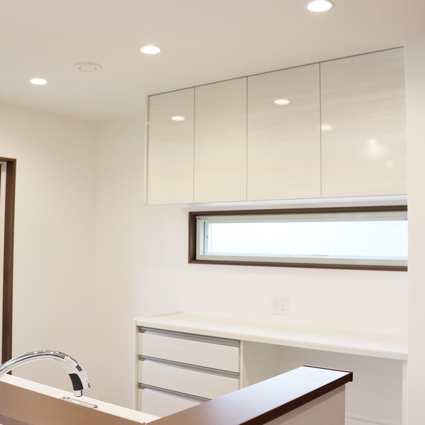 明るい光が差し込むリビング