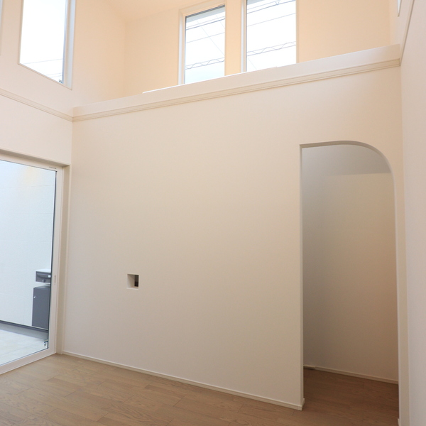 吹き抜けとロジアがつくる開放感あふれる住まい