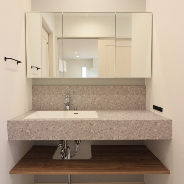 無垢床のぬくもりと白の上品さが調和する家