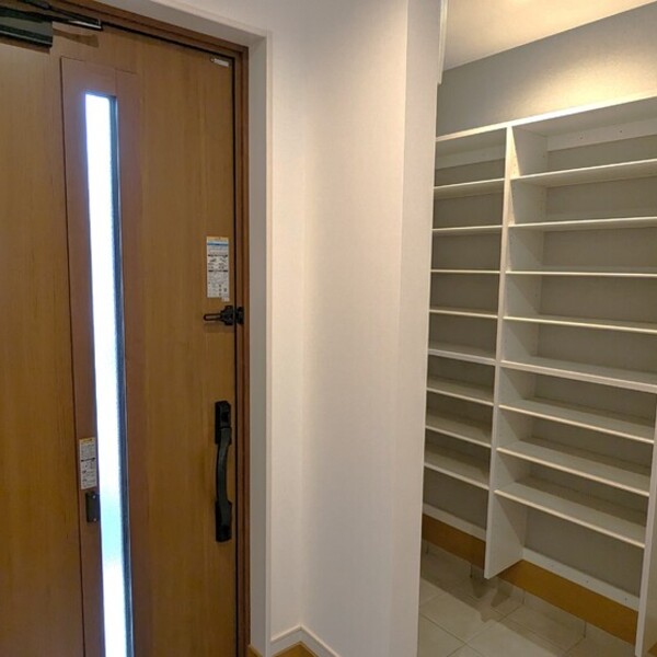 吹き抜けのあるリビングで心地よさの広がる空間