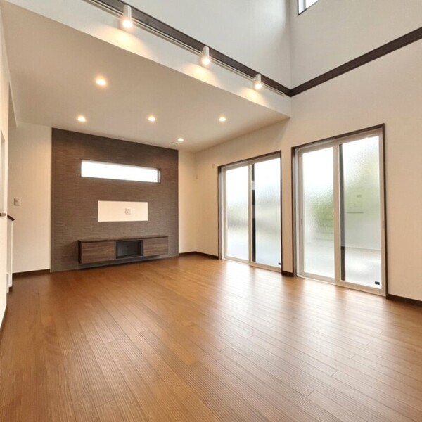 明るい光が差し込むリビング