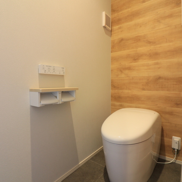 折下げ天井と間接照明が魅せる、くつろぎのLDK