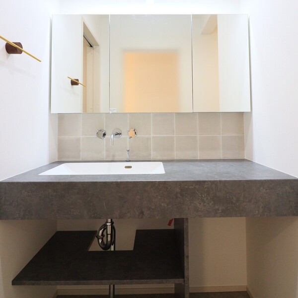 ホテルライクな洗面が映える家