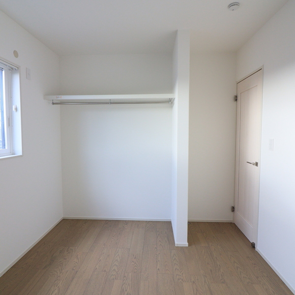 ベージュとホワイトが織りなす、やさしい灯りの住まい