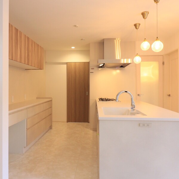 ベージュとホワイトが織りなす、やさしい灯りの住まい