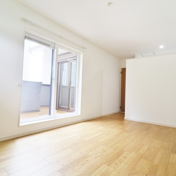 スケルトン階段×吹抜けで明るいリビング