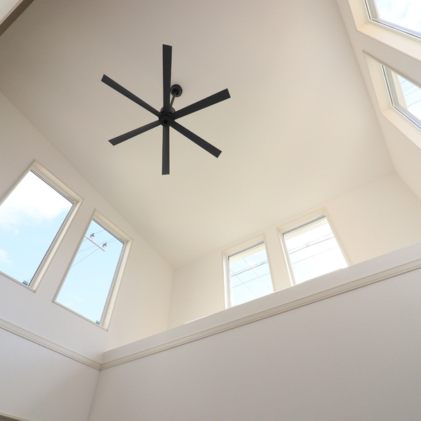 吹き抜けとロジアがつくる開放感あふれる住まい