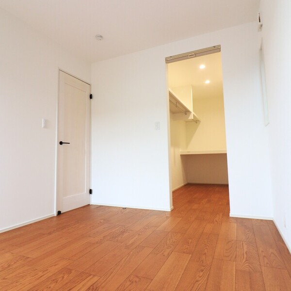 無垢床のぬくもりと白の上品さが調和する家