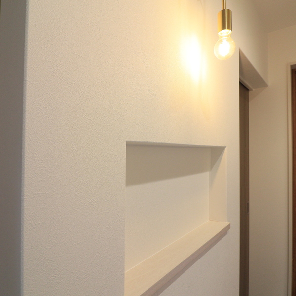 ベージュとホワイトが織りなす、やさしい灯りの住まい