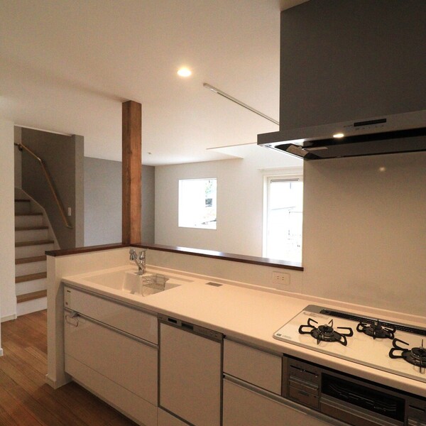 吹き抜けのあるリビングで心地よさの広がる空間