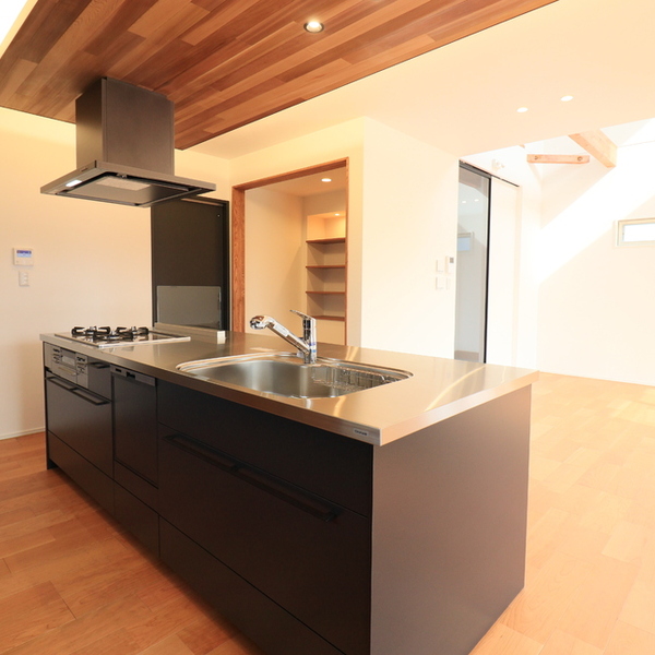 チェリーウッド×ダークトーンの深みある住まい