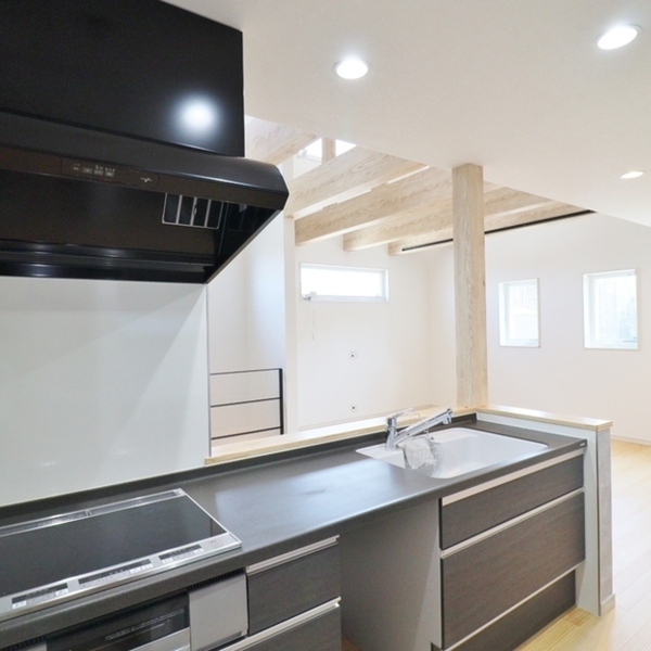 明るく圧巻の梁見せ天井のリビング