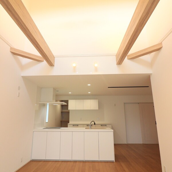 無垢床のぬくもりと白の上品さが調和する家