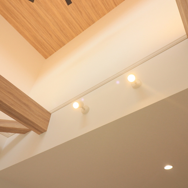 無垢床のぬくもりと白の上品さが調和する家