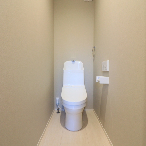 ベージュとホワイトが織りなす、やさしい灯りの住まい