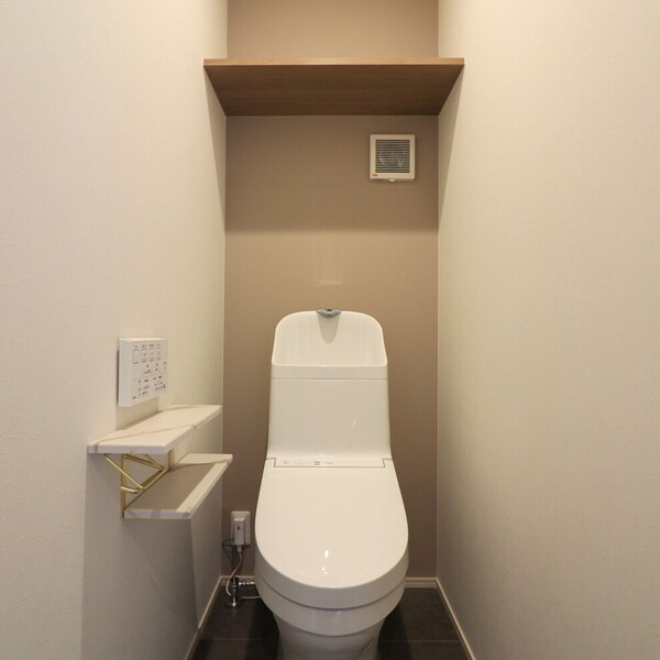 折下げ天井と間接照明が魅せる、くつろぎのLDK