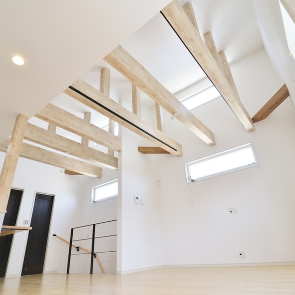 明るく圧巻の梁見せ天井のリビング