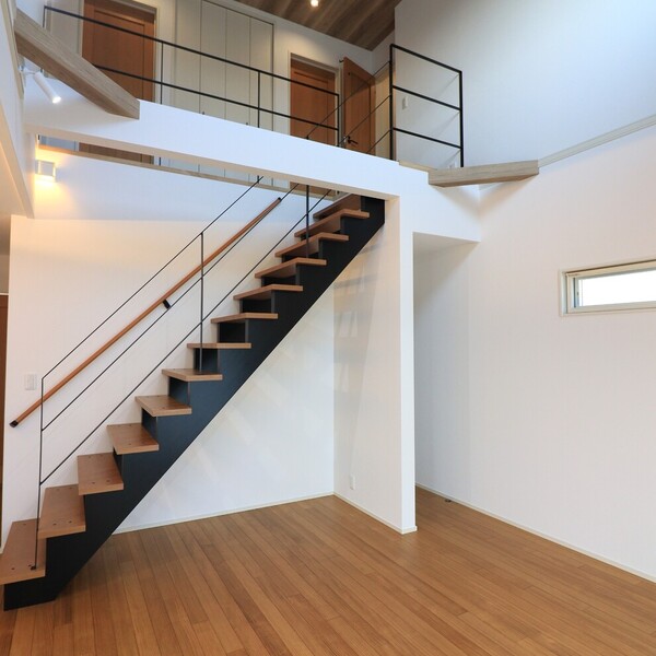 折下げ天井と間接照明が魅せる、くつろぎのLDK