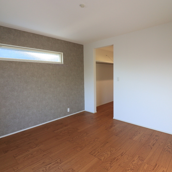 折下げ天井と間接照明が魅せる、くつろぎのLDK