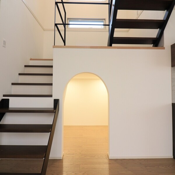 吹き抜けとロジアがつくる開放感あふれる住まい