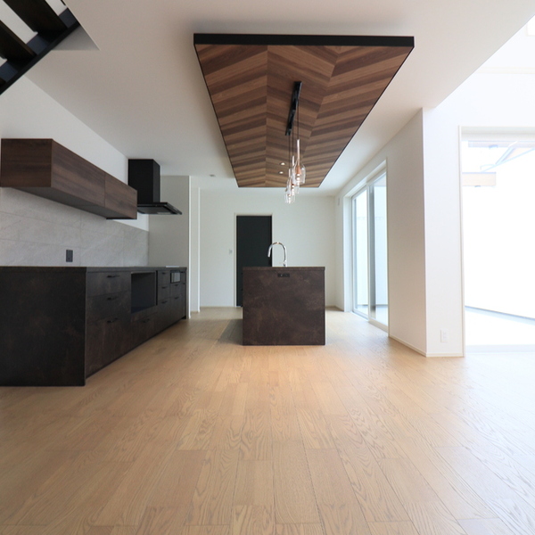 吹き抜けとロジアがつくる開放感あふれる住まい