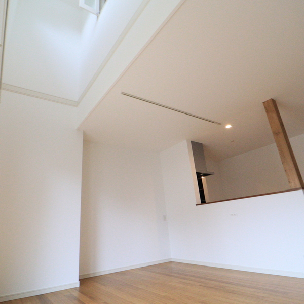 吹き抜けのあるリビングで心地よさの広がる空間