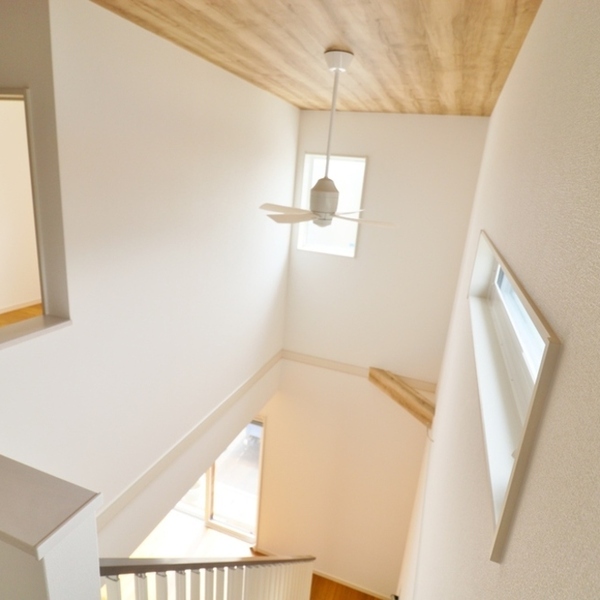 スケルトン階段×吹抜けで明るいリビング