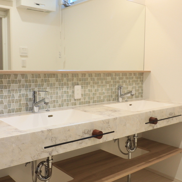 ツインボウルで並んで使える、かわいい洗面のある家