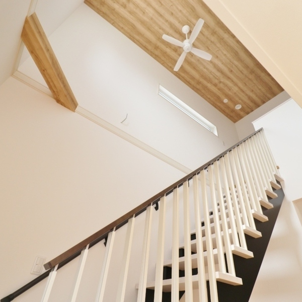 スケルトン階段×吹抜けで明るいリビング