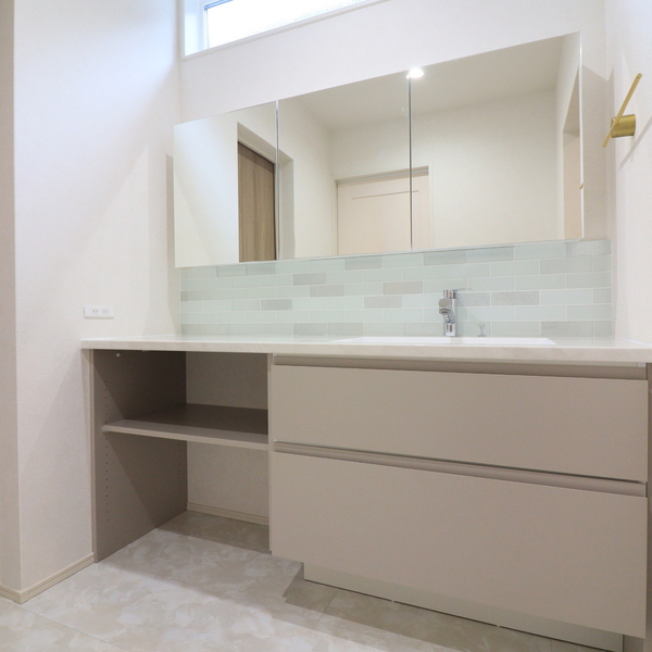 ベージュとホワイトが織りなす、やさしい灯りの住まい